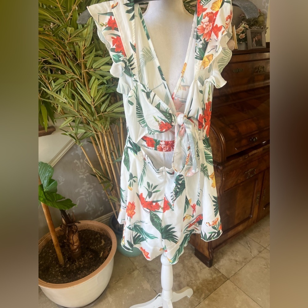 Prettylittlething ladies jumpsuit size 2 V-neck ties and zips in the back - Picture 10 of 11